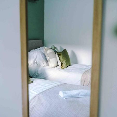 Spacious One-Bedroom Apartment In Saint Helens St Helens  Extérieur photo