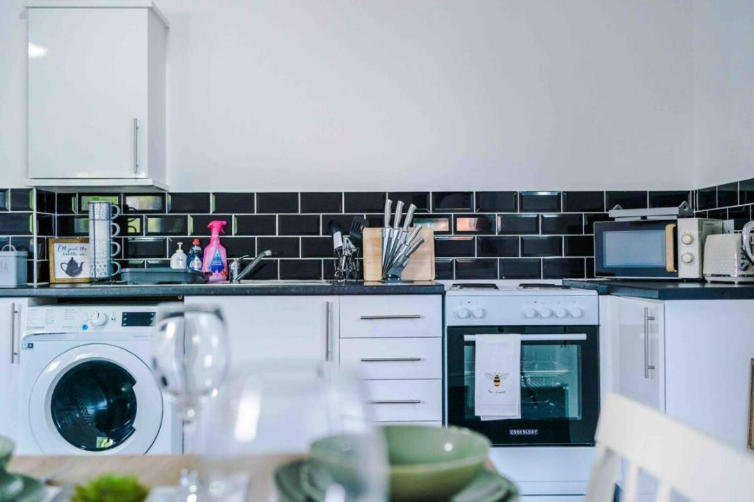 Spacious One-Bedroom Apartment In Saint Helens St Helens  Extérieur photo