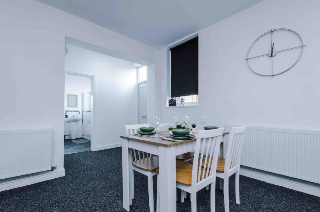 Spacious One-Bedroom Apartment In Saint Helens St Helens  Extérieur photo