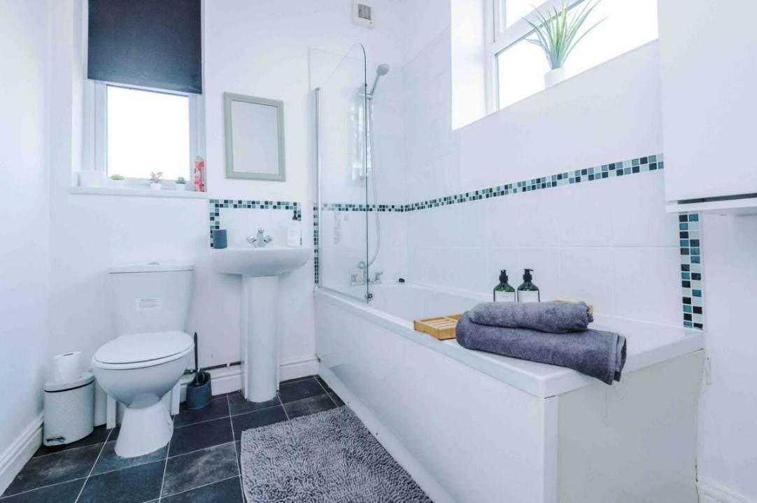 Spacious One-Bedroom Apartment In Saint Helens St Helens  Extérieur photo