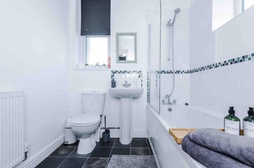 Spacious One-Bedroom Apartment In Saint Helens St Helens  Extérieur photo